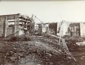Byggandet av  Älvkarleby kraftverk, med provisoriska träkonstruktioner som användes för att hålla rasmassor och byggnadsdelar på plats, omkring 1906 (enligt text i album).
