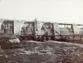 Uppbyggnaden av de massiva regleringsdammarna vid uppförandet av Älvkarleby kraftverk, omkring 1906 (enligt text i album).