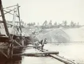 Arbetet med tillfälliga fångdammar som byggdes för att torrlägga älvfåran vid byggandet av Älvkarleby kraftverk, omkring 1906 (enligt text i album).