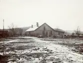 Arbetarbostad i Älvkarleby, vid byggandet av Älvkarleby kraftverk, omkring 1906 (enligt text i album).
