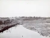 Arbetet med tillfälliga fångdammar som byggdes för att torrlägga älvfåran vid byggandet av Älvkarleby kraftverk, omkring 1906 (enligt text i album).