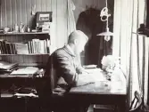 Troligen en ingenjör som arbetar vid sitt skrivbord, sannolikt kopplad till uppförandet av Älvkarleby kraftverk, omkring 1906 (enligt text i album).