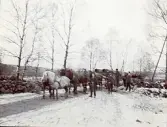 Hästtransport av tunga delar till kraftverksbygget av Älvkarleby kraftverk, omkring 1906 (enligt text i album).