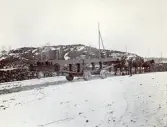 Hästtransport av tunga delar till kraftverksbygget av Älvkarleby kraftverk, omkring 1906 (enligt text i album).