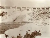 Älvkarleby kraftverk under uppbyggnad med dammen i bakgrunden, omkring 1906 (enligt text i album).