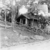 Hedemora. Garpenberg. Bensåsen. Lartjos källarbod. 1929-1930.