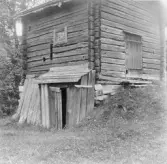 Hedemora. Garpenberg. Högtjärn. Grönkvists källarbod med litet blyfönster. 1929-1930.