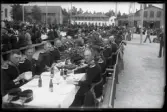 Måltid på kaserngården.