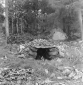 Hedemora. Garpenberg. Lövingsbo, Björsjön. Bastuugn med hällar av kopparnasar. Björsjökalven och ån från den till Björsjön. 1929-1930.