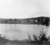 Hedemora. Garpenberg. Ryttshyttan. Sjön och arbetarstugor. 1929-1930.