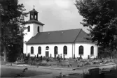 Exteriörbild. Färgaryds kyrka och kyrkogård. Kyrkan uppfördes 1845 – 1846 i nyklassicistisk stil under ledning av, och efter ritningar av, byggmästare Petter Pettersson. Förlag: Lindgrens Bokhandel, Hyltebruk.
