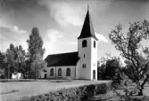 Exteriörbild. Hyltebruks kyrka, uppförd med tegelstomme 1924 efter ritningar av arkitekt Paul Boberg. Förlag: Lindgrens Bokhandel, Hyltebruk.