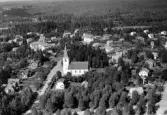 Flygbild över området kring Hyltebruks kyrka. Kyrkogatan går upp till Skolgatan och efter kvarteren där tar skogen vid.