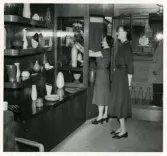 Försäljning i butik, Bo Fajans 1940-tal. Kvinnorna på bild är Berit Ternell samt Lillie Dahlgren.