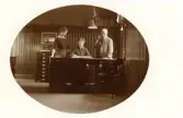 Fabrikör August Boberg (till höger i bild) tillsammans med två brorsdöttrar, kontoristerna Anna Boberg (till vänster) samt Hulda Boberg (mitten).