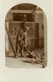 C. G. Kvist eldar ångpannan med avfall från vedbacken, Bo Fajans 7/5 1914.