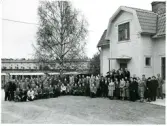 Bo Fajans samlade personal och släkten Boberg utanför huvudkontoret i Gröneborg, 75-års jubileet.