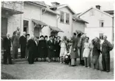 Släkten Boberg (till vänster i bild) utanför huvudkontoret i Gröneborg, 75-års jubileet. Till höger i bild syns även medlemmar från personalen.