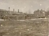 Fabriken i Gröneborg (idag platsen för Lantmäteriet) med omgivningar samt personal,  Bo Fajans före 1897. Längst till vänster i bild syns fabrikör August Boberg.