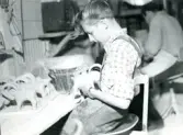 Tillverkningsprocessen hos Bo Fajans, omkring 1946-1950. Arbetstation för putsning av godsen inför bränning.