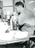 Tillverkningsprocessen hos Bo Fajans, omkring 1946-1950. Arbetstation för handmålad dekorering av godset.