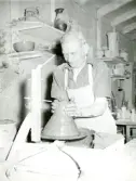 Tillverkningsprocessen hos Bo Fajans, omkring 1946-1950. Drejaren Ernst Sjöberg i arbete.