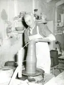 Tillverkningsprocessen hos Bo Fajans, omkring 1946-1950. Drejaren Ernst Sjöberg i arbete.