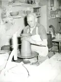 Tillverkningsprocessen hos Bo Fajans, omkring 1946-1950. Drejaren Ernst Sjöberg i arbete.