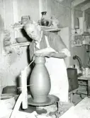 Tillverkningsprocessen hos Bo Fajans, omkring 1946-1950. Drejaren Ernst Sjöberg i arbete.