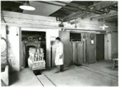 Tillverkningsprocessen hos Bo Fajans, omkring 1946-1950. Arbetare vid el-tunnelugn från ASEA samt en vagn lastad med gods.