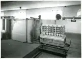 Tillverkningsprocessen hos Bo Fajans, omkring 1946-1950. Arbetare vid el-tunelugn från ASEA samt en vagn lastat med gods.