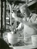 Tillverkningsprocessen hos Bo Fajans, omkring 1946-1950. Arbetsstation för formning av gods.