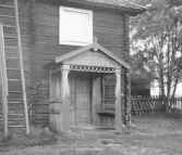 Malung. Holsbyn. Knusgårdens förstukvist.

