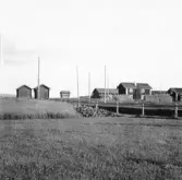 Malung. Mon, norra. Gård, ena härbre med krusade vindbrädor.

