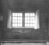 Malung. Ulvslidens fäbodar. Fönster (1755) i Perjonsgårdens fäbod.

