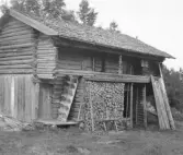 Malung. Öje kapellag. Öje. Loftbod med knutad mitt stolpe.

