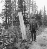 Malung. Tyngsjö kapellag. Kyrkvärden, milstolpe.

