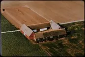 Skåne. Skånegården. Hög. Flygfoto över gård och åkrar.