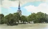Kolorerad exteriörbild av Hishults kyrka och kyrkogård. Kyrkan döljs till stor del av trädkransen. Förlag: Maltes, Hishult. På fotokopians baksida ges instruktioner till färgläggaren: 