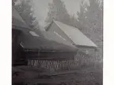 Gammelgården i Hishult, en fyrlängad 1700-talsgård med ryggåsstuga i sydgötisk stil. Stugan kommer ursprungligen från Eskilstorp i Östra Karup och köptes 1958 nedmonterad privat av Gösta Hansson i Hishult. Med hjälp av ritningar på originalstugan (som gjorts när taket höjdes omkring år 1900) från Nationalmuseet återuppförde han byggnaden. Stugan omges av två högloft som kommer från Brånalt i Knäred och skänktes av dåvarande Lantbruksnämnden. År 1979 donerade fru Brita Hansson gården med inventarier till Södra Hallands Hembygdsförening.

Framför stugan har ett staket arrangerats till skydd för växter. Bild: G400 visar högloftsstugan sedd från söder; G401 visar fönsterpartiet på ena högloftet; G402 visar en detalj av ladugårdens skiftesvägg. Se VMA6553.