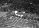 Flygbild över Släps kyrka och kyrkogård med ett utökat begravningsområde i förgrunden, som ännu inte har tagit i anspråk.