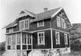 Ålderdomshemmet i Släp. Bygnadsår 1905-1906. Tvåvåningsbyggnad med glasveranda och över den sitter på fronespisen en skylt 