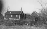 Gård i Släps Kyrkoby bakom gamla Kyrktomten. Bostadshus och ekonomibyggnader.