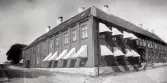 Varbergs hotell, troligen på 1880-talet (brann ner 1898). Exteriör med utfällda markiser. Hotellet låg i kvarteret Kommerserådet 3-6, Norrgatan - Drottninggatan - Borgmästaregatan.