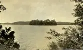 Sjönevadssjön med Sjönevadsholm med lämningar efter Hallands äldsta borg.
