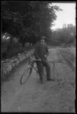 Ung man med paketcykel