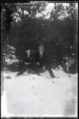 Två grabbar i snön