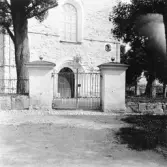 Stora Skedvi. Kyrkan. Porten vid huvudingången.

