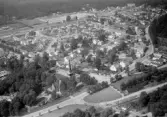 Flygbild över Oskarström. Oskarströms kyrka och bebyggelsen norrut med Gamla Nissastigen nedtill. Järnvägen skymtar nedtill.