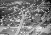 Flygbild över Oskarström med ortens blandade bebyggelse av bostadshus och småindustrier och gårdar.